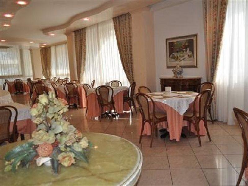 Hotel Gaston Римини Екстериор снимка