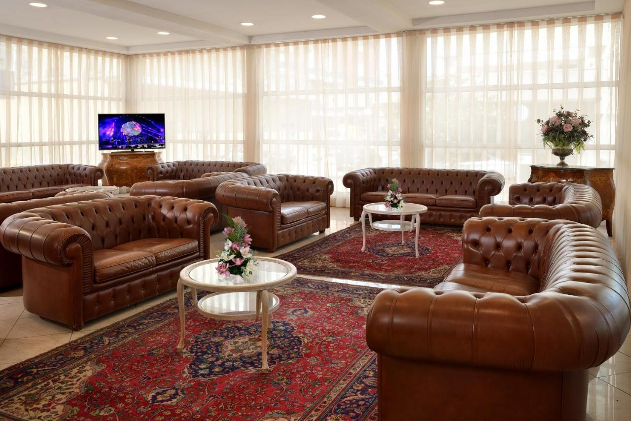 Hotel Gaston Римини Екстериор снимка