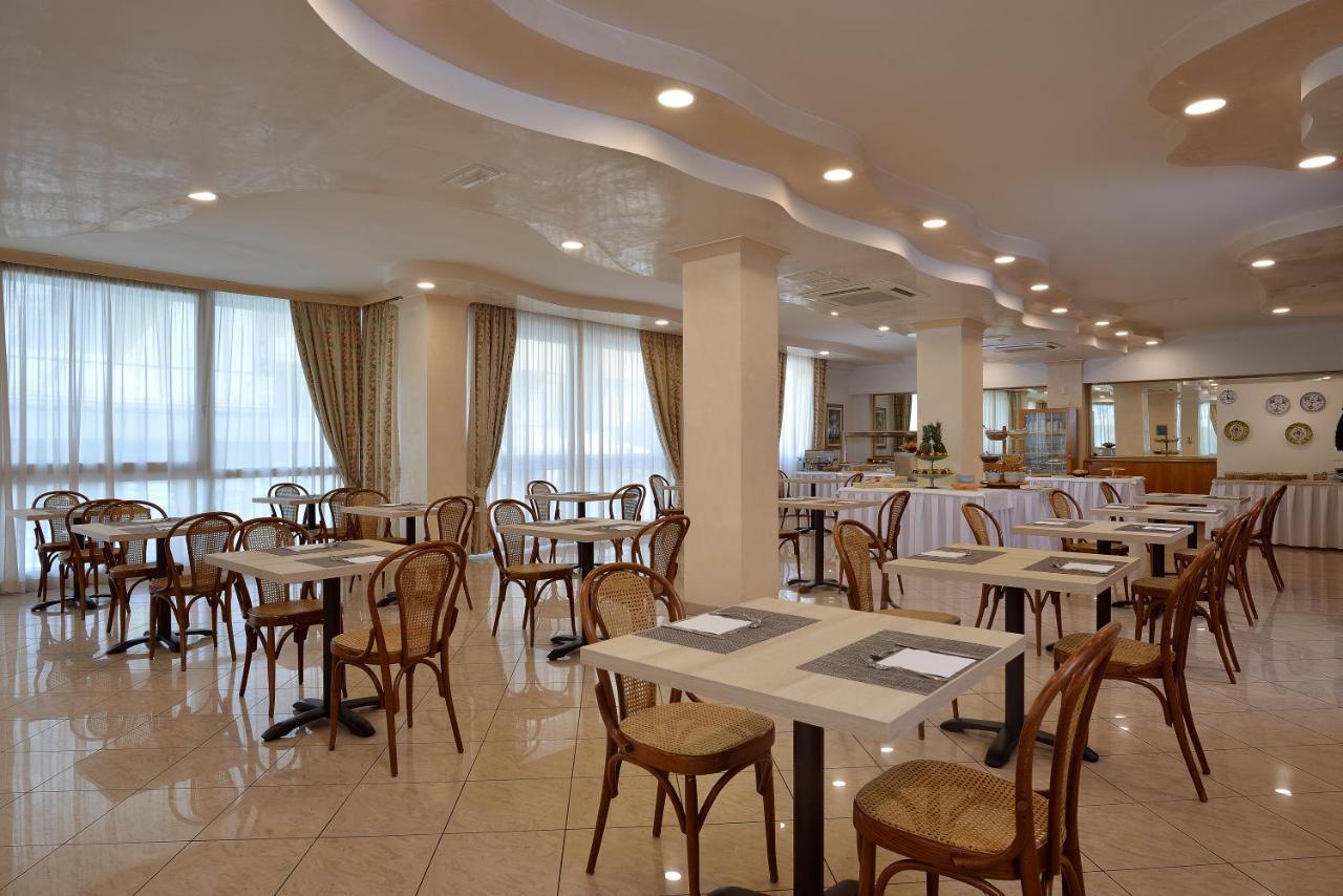 Hotel Gaston Римини Екстериор снимка