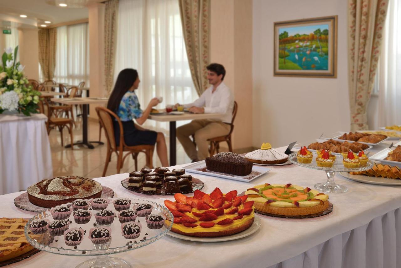 Hotel Gaston Римини Екстериор снимка