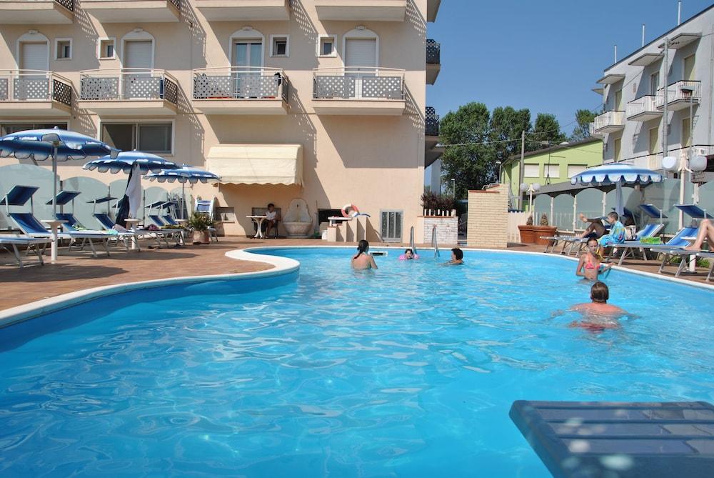 Hotel Gaston Римини Екстериор снимка