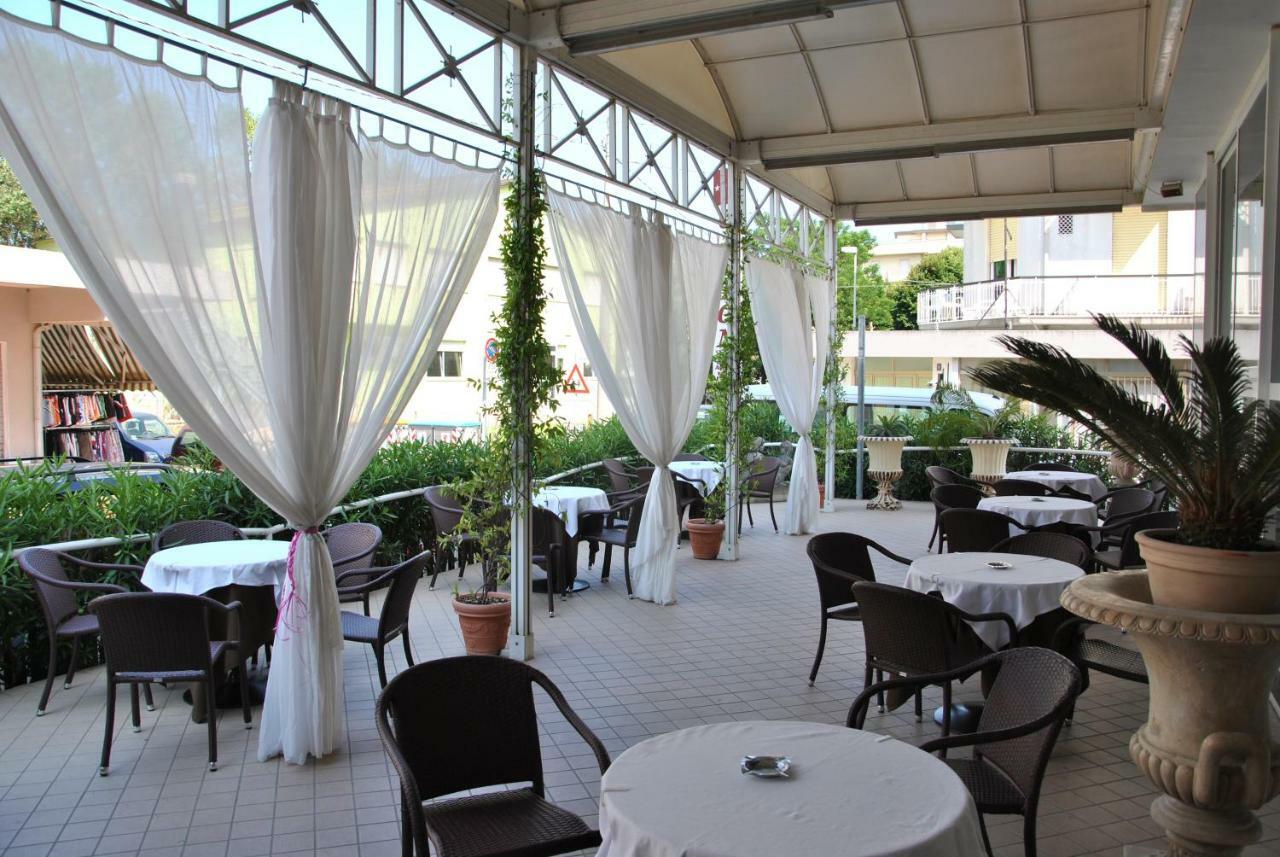 Hotel Gaston Римини Екстериор снимка